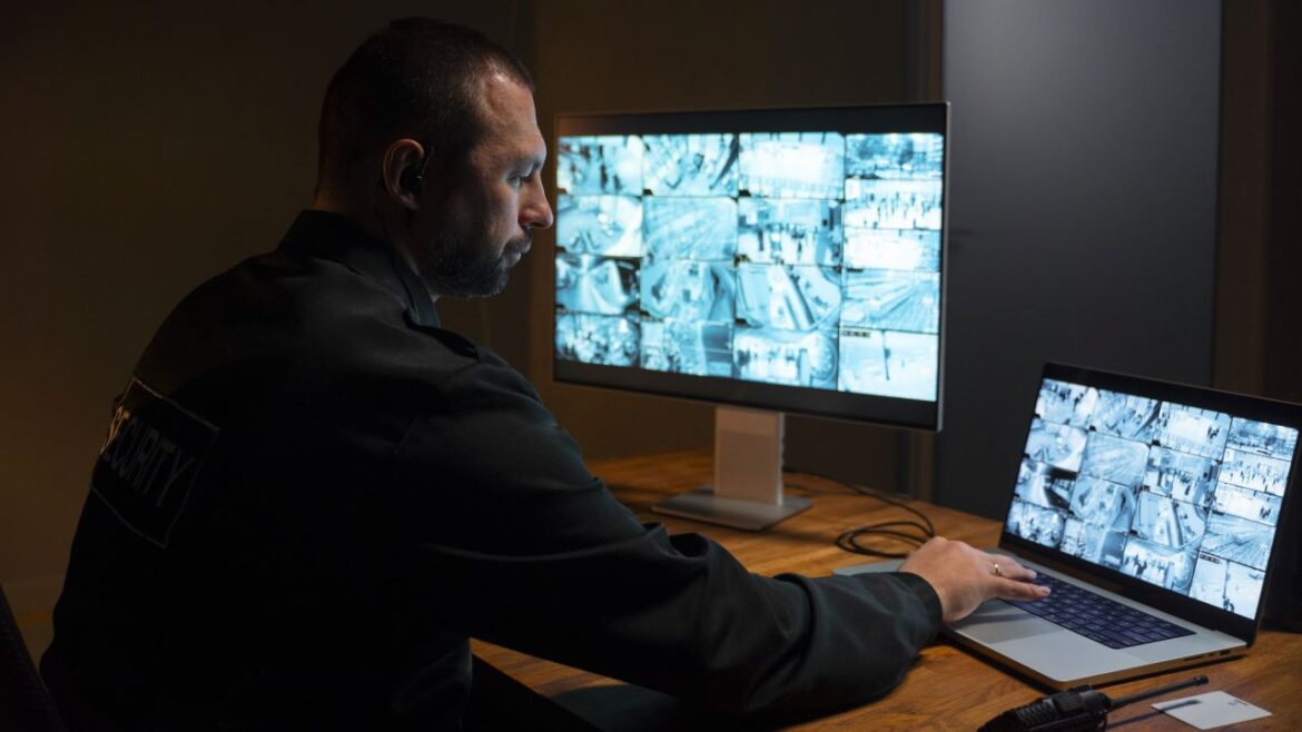 Segurança privada no Brasil cresce e já conta com cerca de 571 mil profissionais, superando efetivos das Polícias Militar e Civil