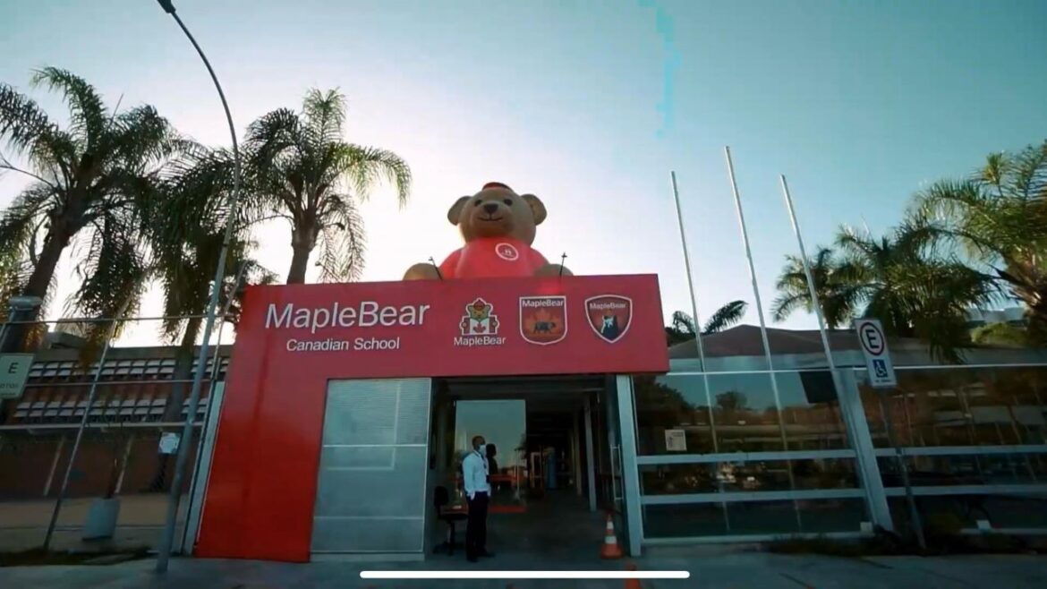 Maple Bear promove sessão de autógrafos dos livros criados e ilustrados pelos alunos no Projeto Literário