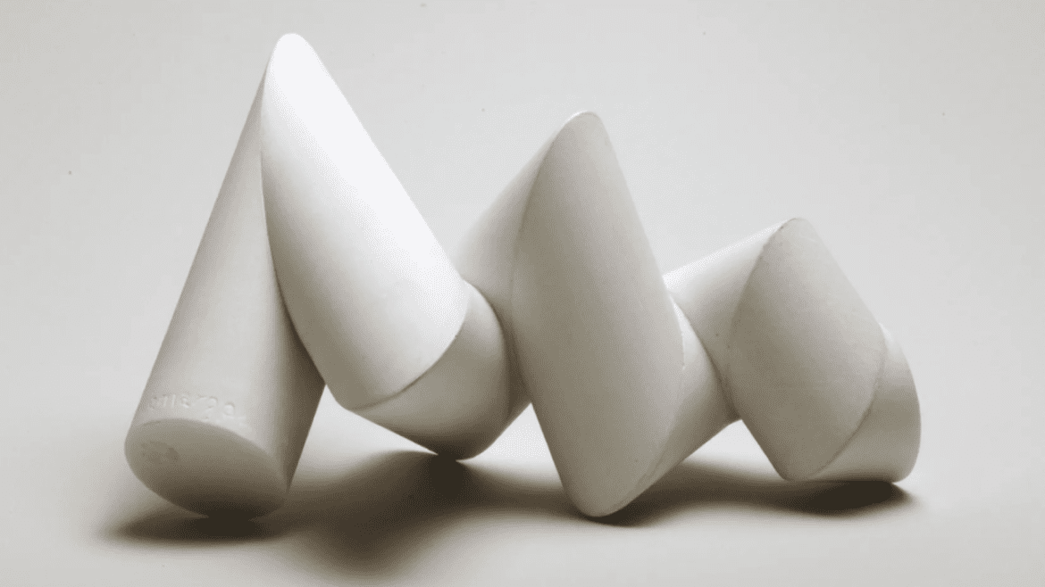 Mostra de um dos principais escultores da história do país exibe 200 peças que revelam o conhecimento único do artista sobre mármore, madeira e outros materiais