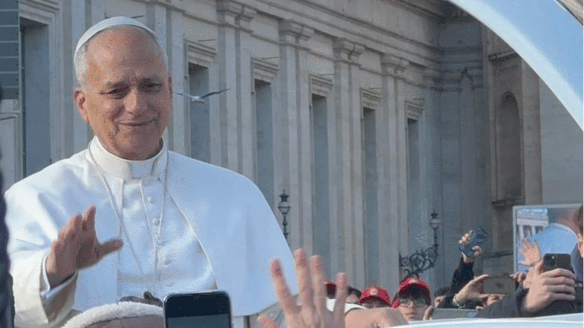 Em audiência no Vaticano, Papa Leão XIV recebe bandeira de escola de Brasília em sua primeira peregrinação internacional