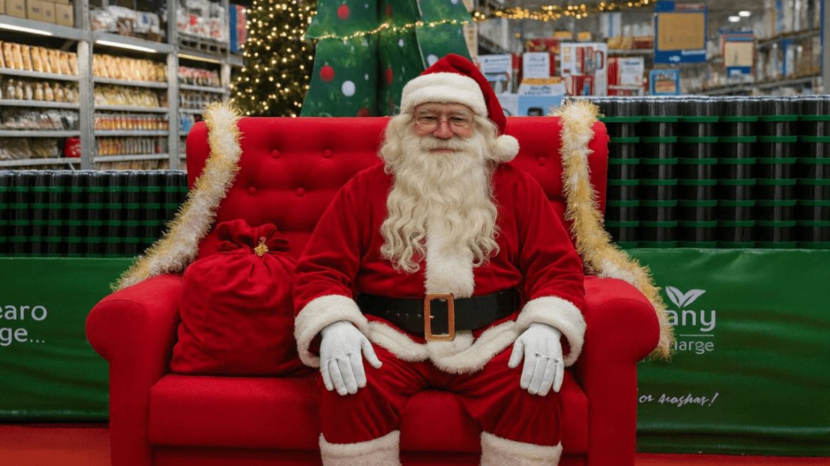 Papai Noel visita unidades do ULTRABOX e vira atração para famílias