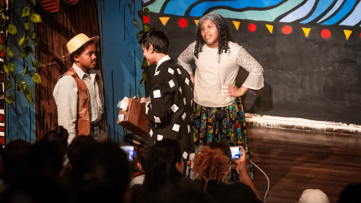 Do palco para as mãos: projeto "A Toca do Tatu" distribui 1900 cópias da obra para escolas públicas