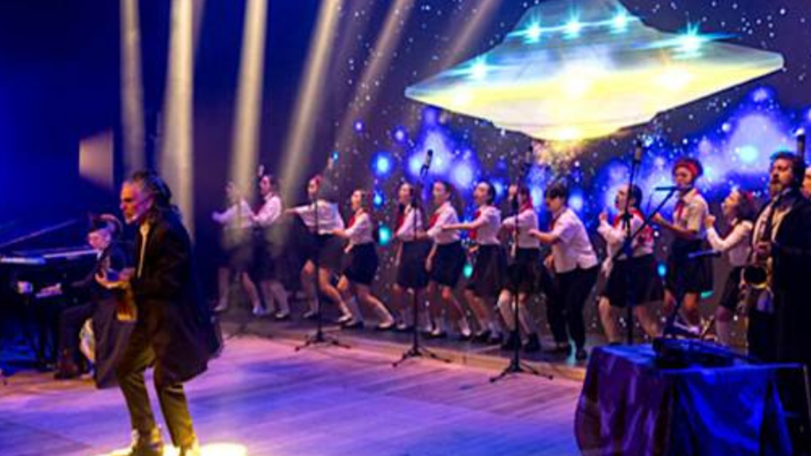 O universo nonsense de "Sbørnia" chega ao Teatro da CAIXA Cultural em espetáculo que mistura música, humor e crítica social