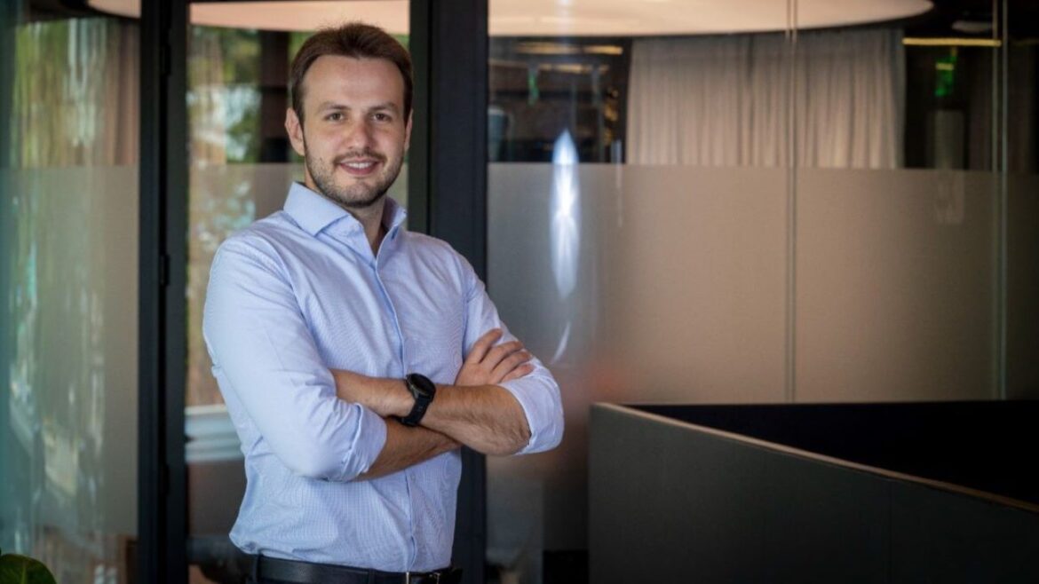 Pagar a escola com desconto ou manter o dinheiro investido? Veja o que pesa mais no bolso