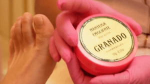 O verão exige atenção redobrada com a pele, os cabelos e as unhas, especialmente após a exposição ao sol, ao sal do mar e ao cloro da piscina. Pensando nos cuidados pós-praia e nas necessidades da estação, o Oliver Beauty Center criou o Viva Day com uma programação e preços especiais que acontece toda quinta-feira, dedicada à recuperação, ao bem-estar e à valorização da beleza durante o verão.
No dia 15 de janeiro, o destaque é o combo de manicure, sobrancelha e spa dos pés, por R$ 176,90, ideal para restaurar, hidratar e relaxar. Em 22 de janeiro, quem realizar tratamento capilar no salão ganha uma experiência de Protocolo Luxo, que potencializa os resultados e oferece um cuidado ainda mais completo. Já em 29 de janeiro, a ação Amor & Fios une beleza e propósito: ao doar 20 cm de cabelo, o cliente ganha um corte especial.
Com foco em cuidados pós-praia, atendimento especializado e experiências exclusivas, o Viva Day reforça o compromisso do Oliver Beauty Center em oferecer soluções completas para quem deseja atravessar o verão com saúde, beleza e bem-estar.
Serviço:
Oliver Beauty Center
Horário: 09 até 20h - De segunda a sábado.
Clsw 300b bloco 04 loja 01/Sudoeste / 61) 3541-4704