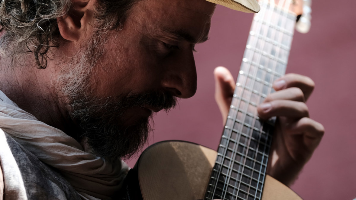 Espetáculo "Viola Orgânica" convida crianças para um mergulho na natureza através da música e dança no Espaço Cultural Renato Russo