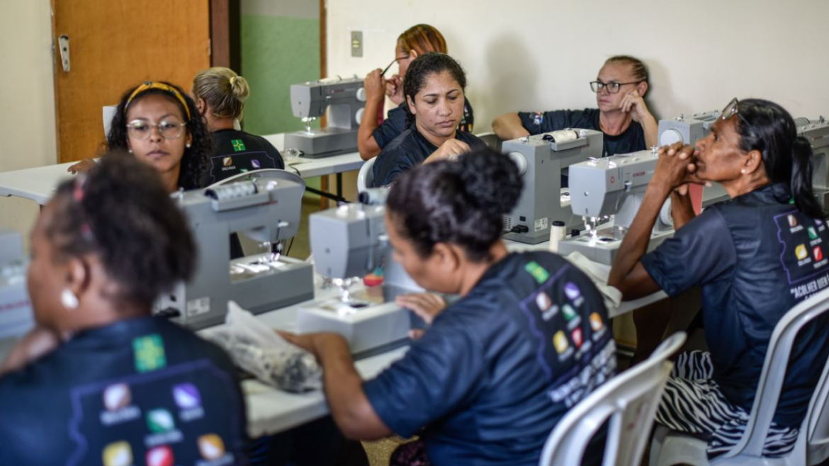 Programa de capacitação para mulheres de baixa renda alcança mais uma região do DF