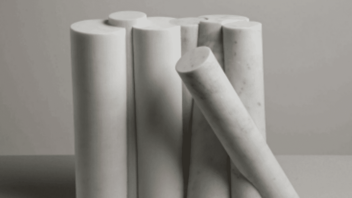 Sergio Camargo chega a Brasília com obras que ecoam os cortes e ritmos da arquitetura modernista