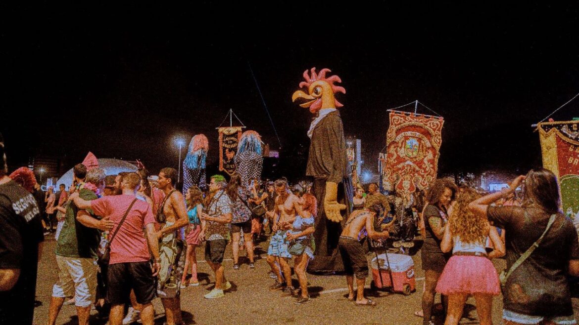 Galinho de Brasília frevando rumo ao Hexa na segunda de Carnaval