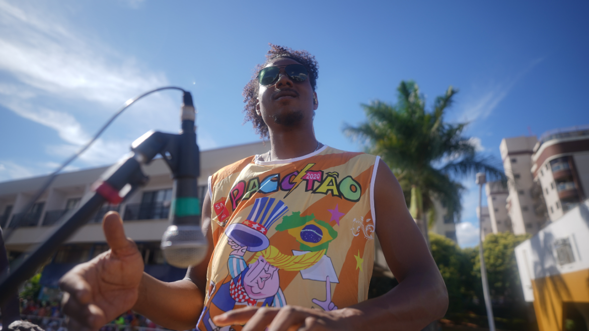 Pacotão volta às ruas no DF Folia 2026 com tradição, ironia e desfile na contramão