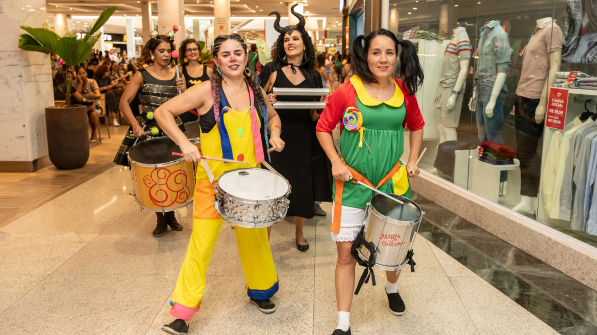 Cortejo de Carnaval anima TGS com samba, percussão e tradição brasiliense