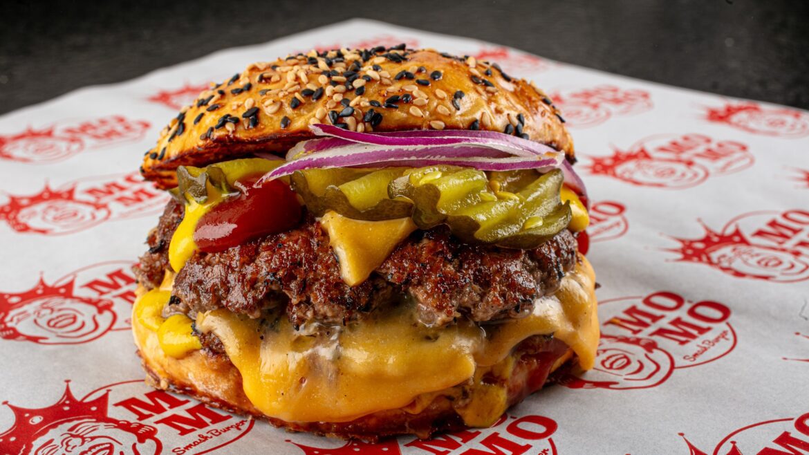 Momo Smash Burgers chega ao Setor Comercial Sul com proposta de de alta qualidade e preço acessível