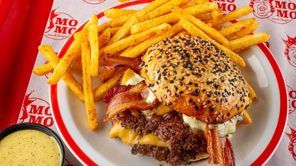 Momo Smash Burgers inaugura no Setor Comercial Sul com proposta de hambúrgueres artesanais a preço acessível