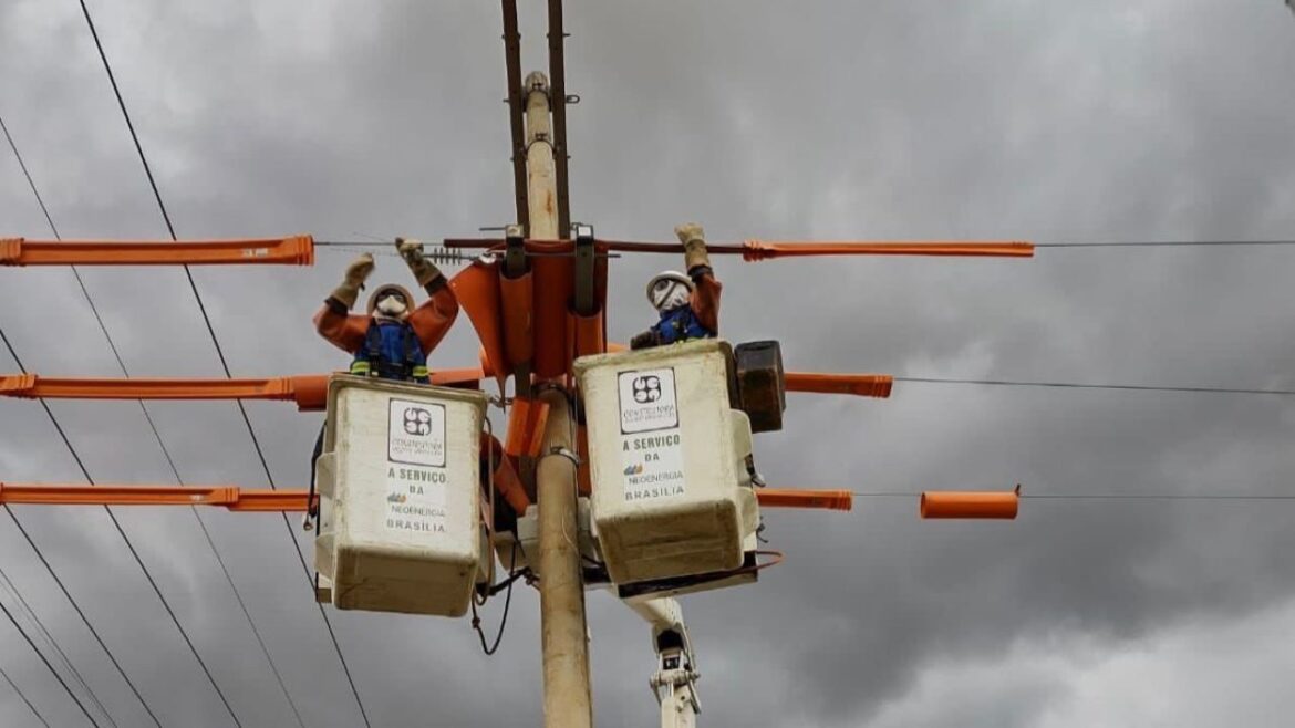 Áreas de São Sebastião e Lago Sul terão o fornecimento de energia suspenso nesta terça (10) para serviços na rede