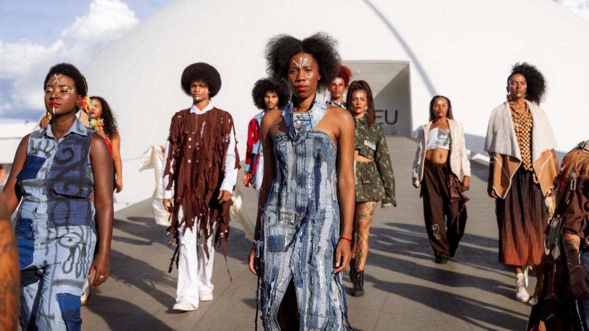 Performance “Eu vou amarrar você” une moda, corpo e música na abertura da exposição “Da cor, fez-se o silêncio”