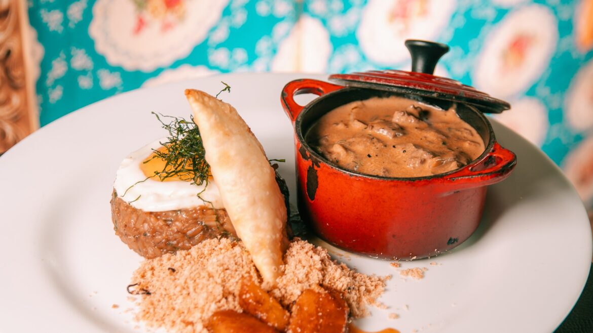 Restaurante Universal celebra Brasília com menu especial e arte exclusiva do artista Toys