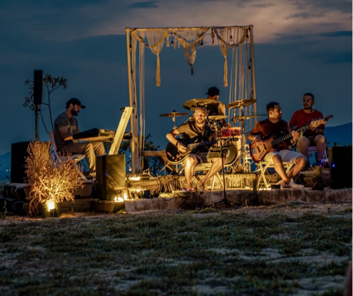 Chapada dos Veadeiros recebe edição “Fogo & Viola” do Viva Pôr do Sol & Brasa