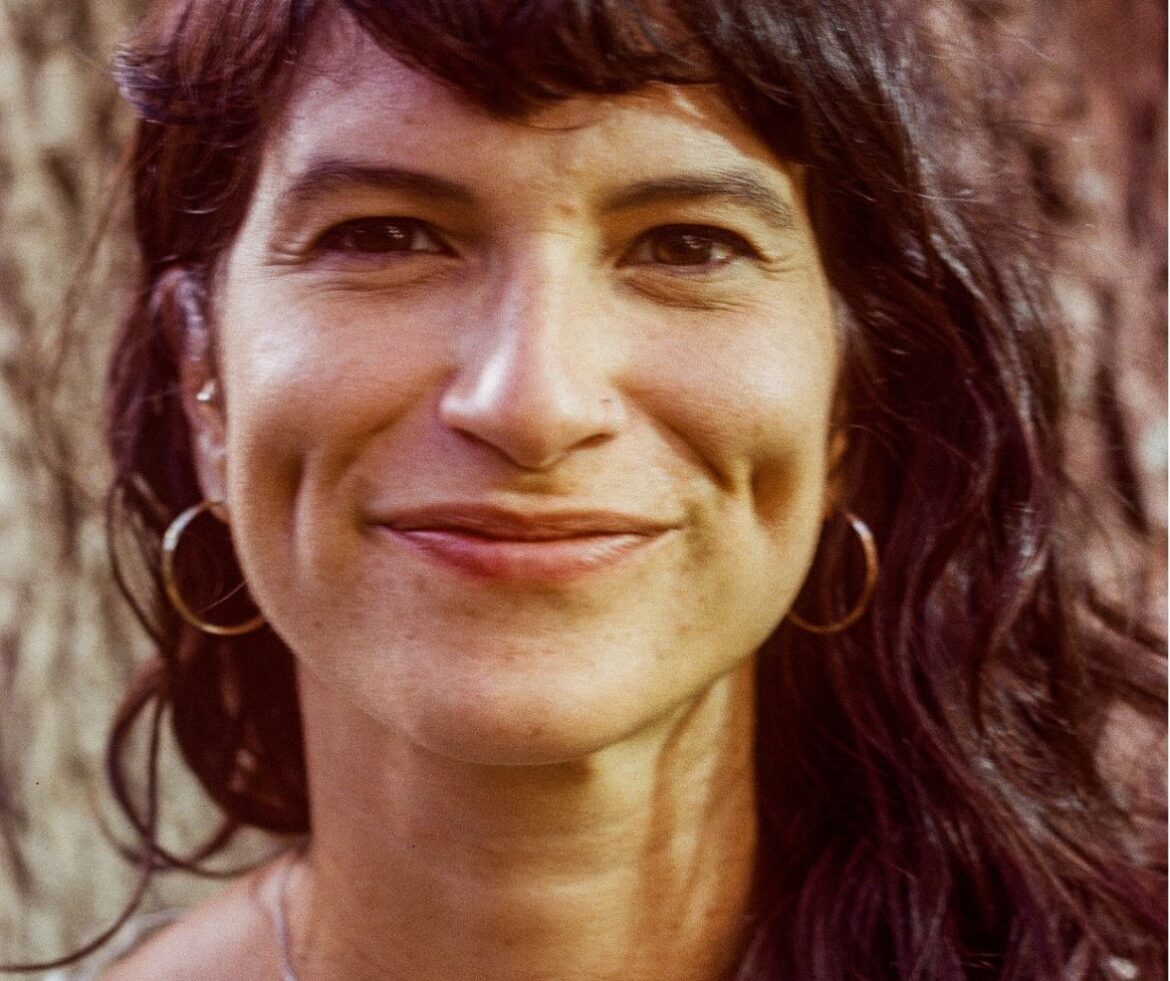 Evento gratuito: pernambucana Emily Bandeira lança "Quase dá para chamar de dança" na Circulares Livros, em Brasília (DF), neste sábado (30)