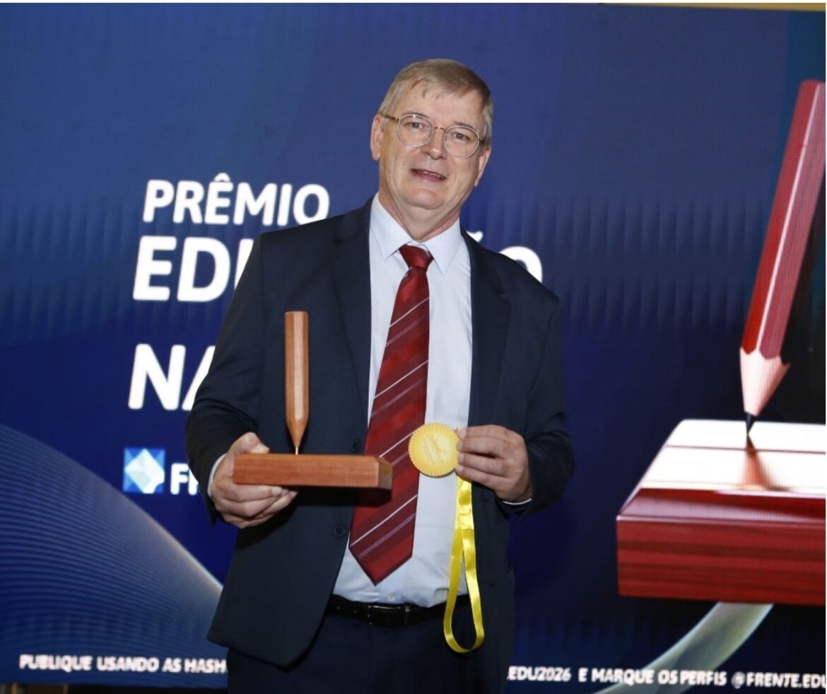 Coordenador da OBA e da OBAFOG recebe Prêmio Educação na Frente 2026 por contribuição à educação brasileira
