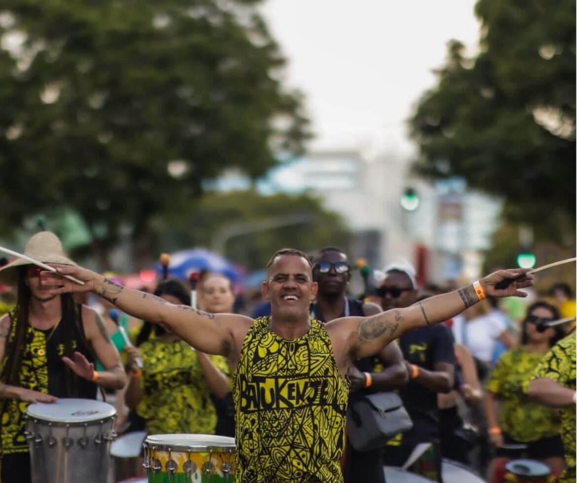 Batukenjé Orquestrado leva concertos e oficinas gratuitas de percussão para três regiões do DF