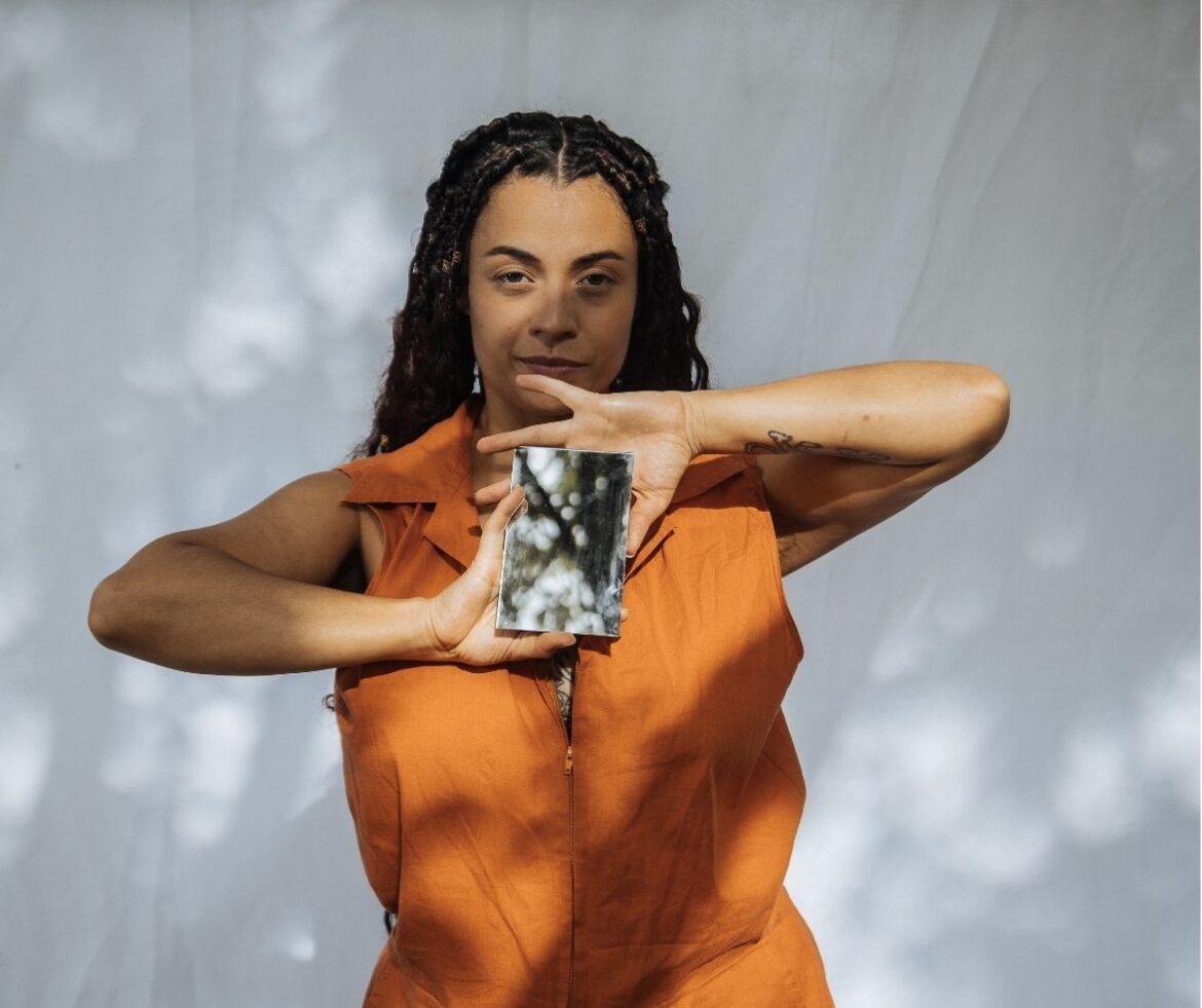 Dramaturgia de Likidah Mazindandú chega ao público em pré-venda, antecedendo estreia teatral