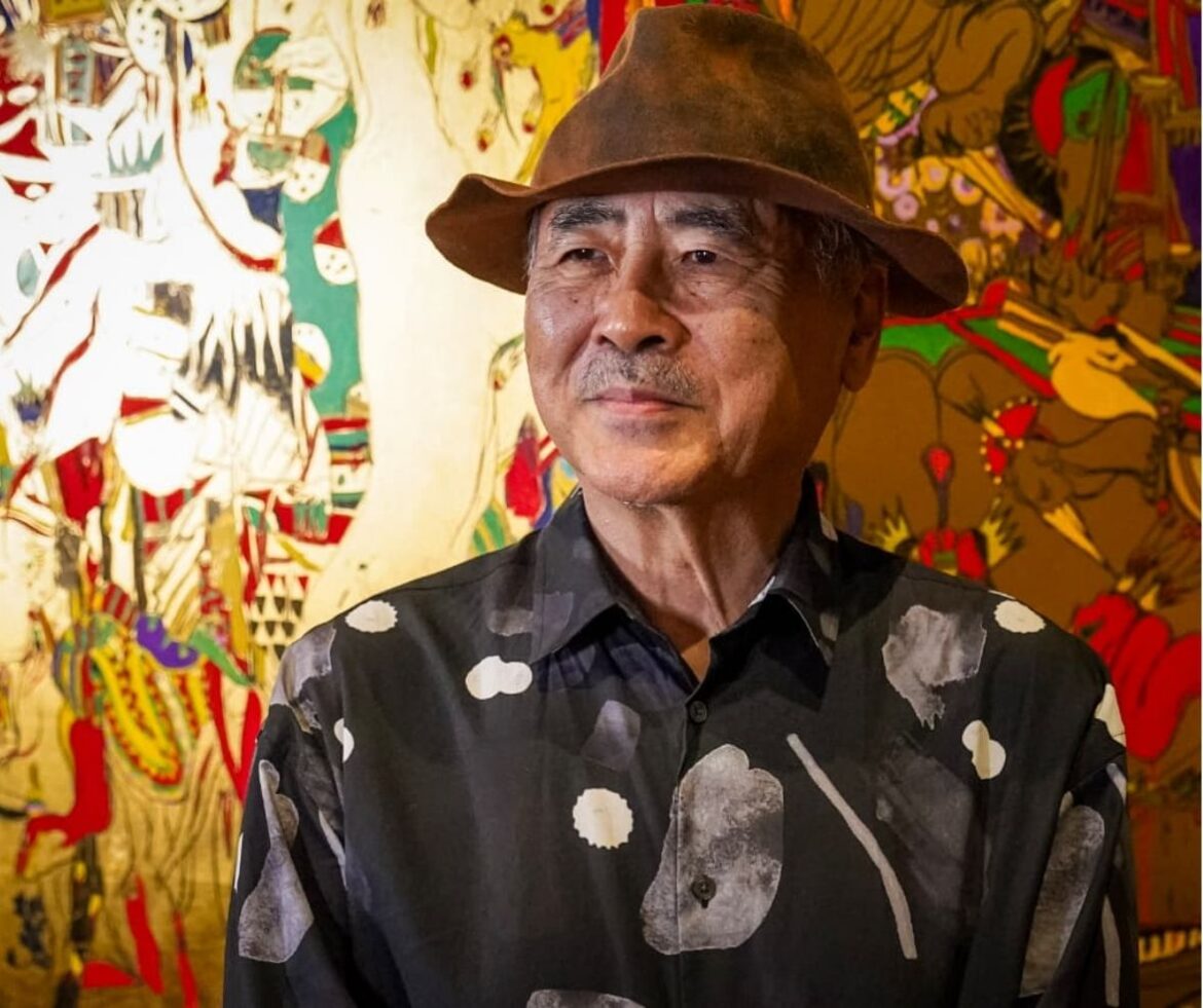 A mostra reúne 218 obras originais e uma experiência imersiva que convida o público a percorrer o universo visual de um dos criadores mais influentes da cultura contemporânea