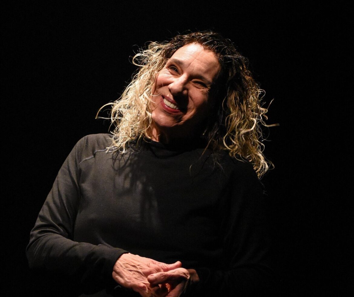 Denise Stoklos apresenta “Dalton Trevisan, que tinha um cachorro” no Teatro Nacional